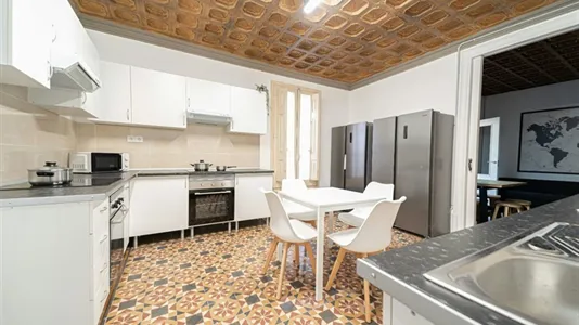 Rooms in Barcelona Ciutat Vella - photo 8