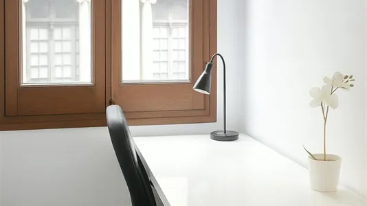 Rooms in Barcelona Ciutat Vella - photo 2