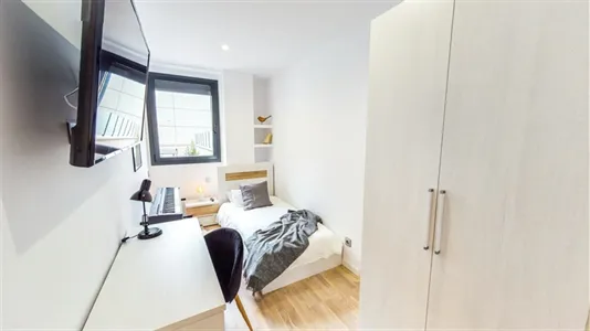 Rooms in Barcelona Sants-Montjuïc - photo 1
