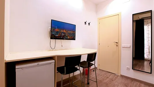 Rooms in Barcelona Ciutat Vella - photo 8