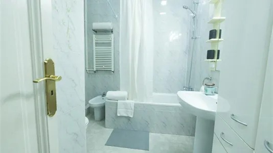 Rooms in Barcelona Ciutat Vella - photo 8