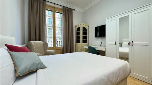 Rooms in Barcelona Eixample - photo 2