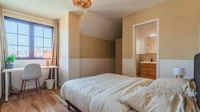 Room for rent in L'Haÿ-les-Roses, Île-de-France