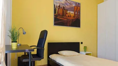 Room for rent in Milano Zona 8 - Fiera, Gallaratese, Quarto Oggiaro, Milan
