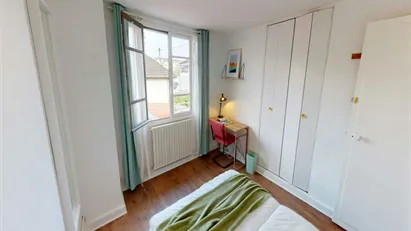 Room for rent in L'Haÿ-les-Roses, Île-de-France