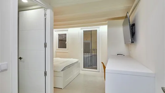 Rooms in Barcelona Ciutat Vella - photo 3