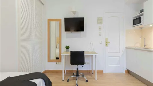 Rooms in Madrid Centro - photo 8