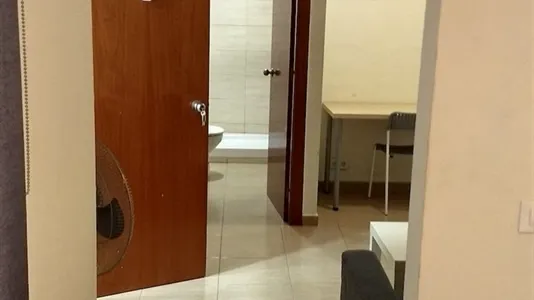 Rooms in Barcelona Ciutat Vella - photo 8