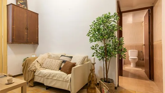 Rooms in Barcelona Ciutat Vella - photo 9