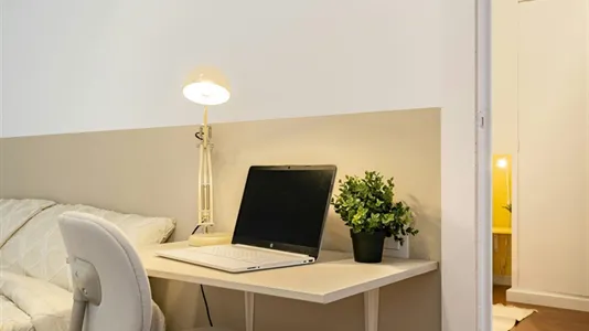 Rooms in Barcelona Ciutat Vella - photo 2
