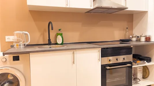 Rooms in Barcelona Ciutat Vella - photo 9