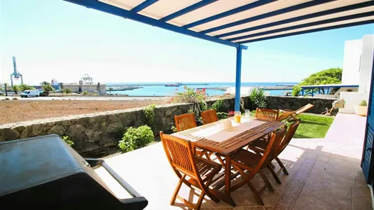 Houses in Arrecife - photo 1