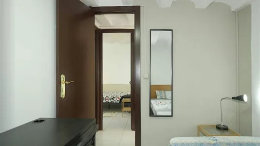 Rooms in Barcelona Ciutat Vella - photo 8