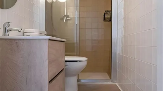 Rooms in Barcelona Ciutat Vella - photo 9