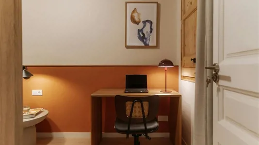 Rooms in Barcelona Ciutat Vella - photo 2