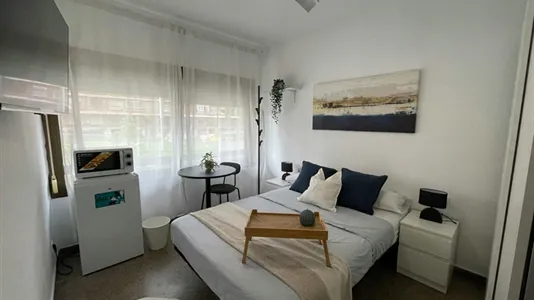 Rooms in Barcelona Sants-Montjuïc - photo 2