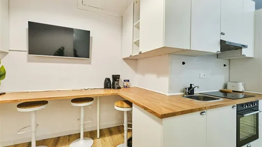 Rooms in Barcelona Ciutat Vella - photo 7