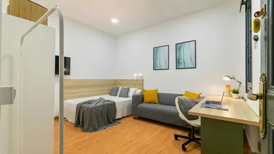 Rooms in Barcelona Ciutat Vella - photo 4