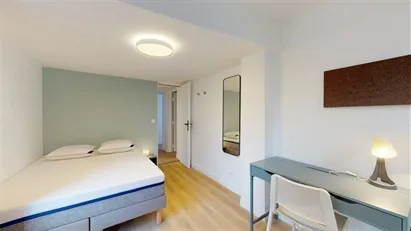 Room for rent in L'Haÿ-les-Roses, Île-de-France