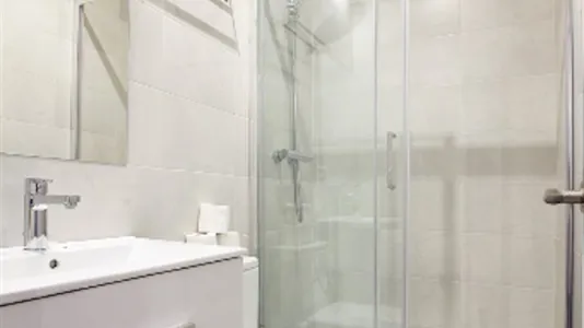 Rooms in Barcelona Ciutat Vella - photo 8