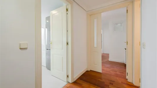 Rooms in El Encinar de los Reyes - photo 10