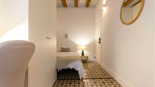Rooms in Barcelona Ciutat Vella - photo 2