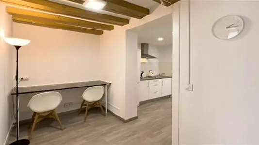 Rooms in Barcelona Ciutat Vella - photo 3