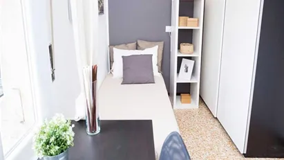 Room for rent in Milano Zona 8 - Fiera, Gallaratese, Quarto Oggiaro, Milan