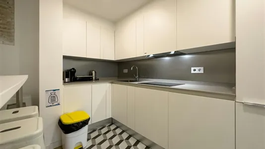 Rooms in Barcelona Ciutat Vella - photo 10