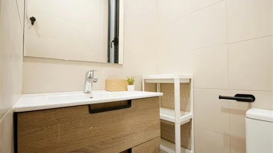 Rooms in Barcelona Ciutat Vella - photo 10