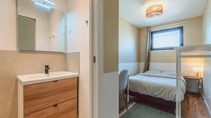 Room for rent in L'Haÿ-les-Roses, Île-de-France