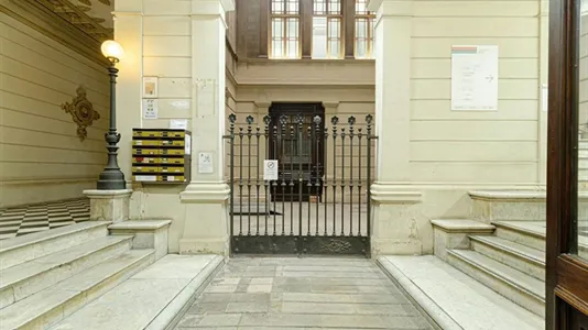 Rooms in Barcelona Ciutat Vella - photo 9