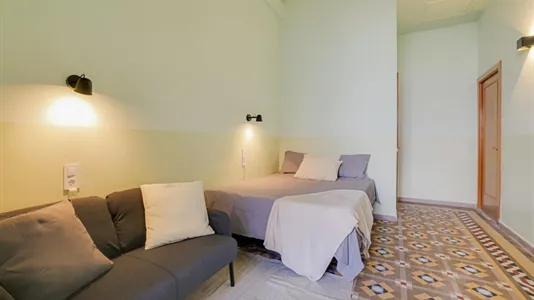 Rooms in Barcelona Eixample - photo 1