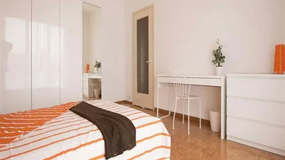 Room for rent in Milano Zona 8 - Fiera, Gallaratese, Quarto Oggiaro, Milan