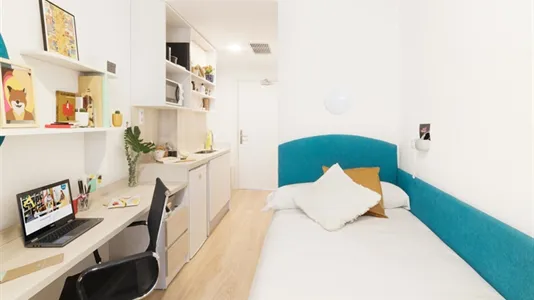 Rooms in Barcelona Sants-Montjuïc - photo 2