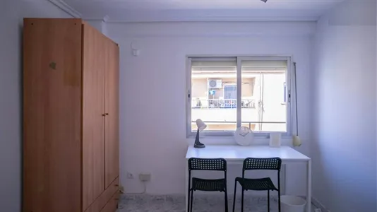 Rooms in el Camí de Vera - photo 4