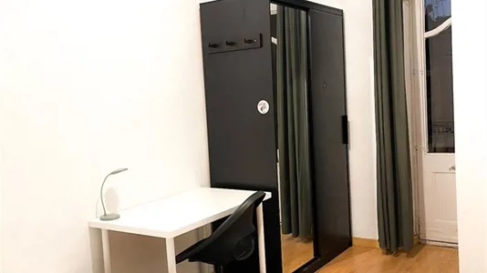 Rooms in Barcelona Ciutat Vella - photo 3