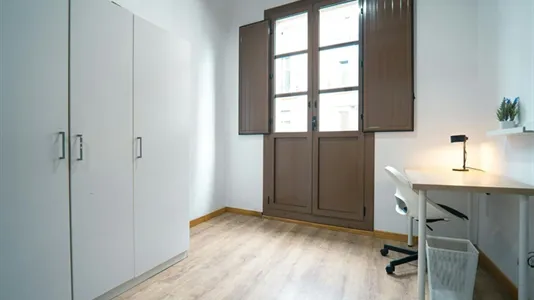 Rooms in Barcelona Ciutat Vella - photo 5
