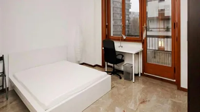 Room for rent in Milano Zona 6 - Barona, Lorenteggio, Milan