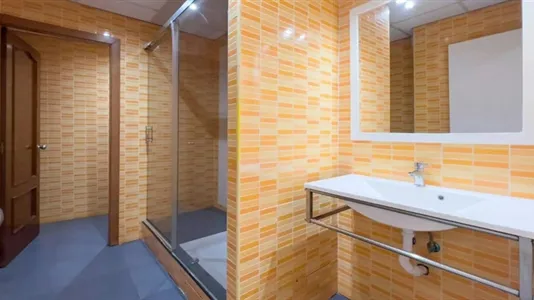 Rooms in Barcelona Ciutat Vella - photo 10