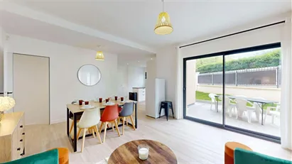 Room for rent in L'Haÿ-les-Roses, Île-de-France