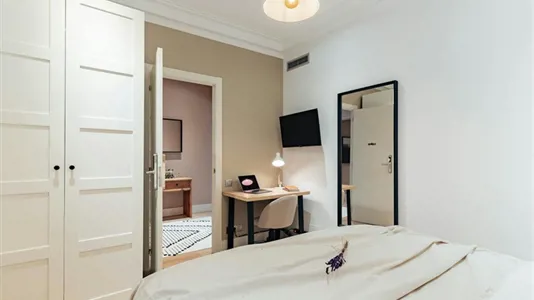 Rooms in Barcelona Eixample - photo 2