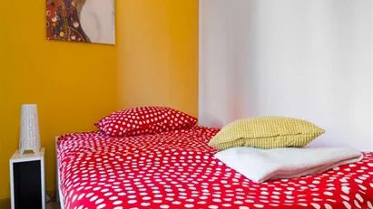 Room for rent in Milano Zona 6 - Barona, Lorenteggio, Milan