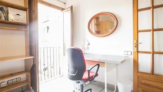 Rooms in Barcelona Ciutat Vella - photo 10
