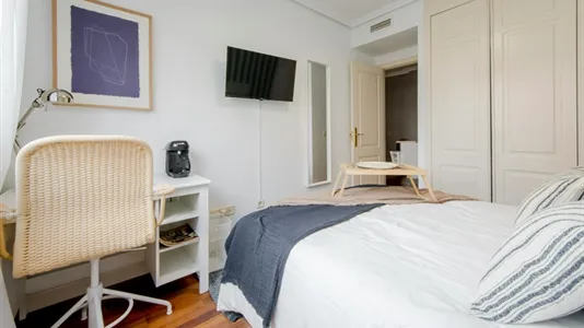 Rooms in El Encinar de los Reyes - photo 3