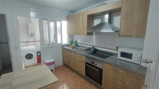 Rooms in Almería - photo 8