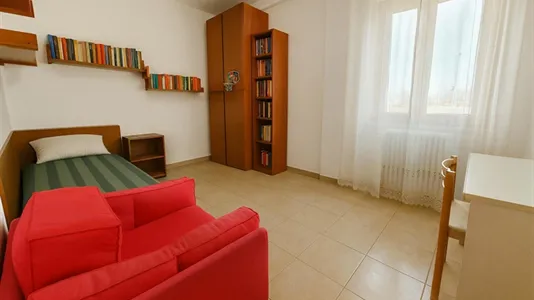 Rooms in Milano Zona 8 - Fiera, Gallaratese, Quarto Oggiaro - photo 3