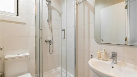 Rooms in Barcelona Ciutat Vella - photo 9