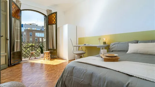 Rooms in Barcelona Eixample - photo 2