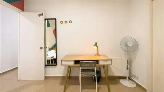 Rooms in Barcelona Ciutat Vella - photo 8